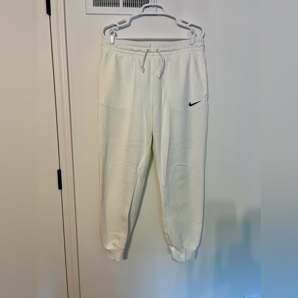 Nike Women’s White Fleece Jogger Pants